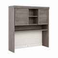 Rangement mural en bois avec portes et étagères en chêne gris